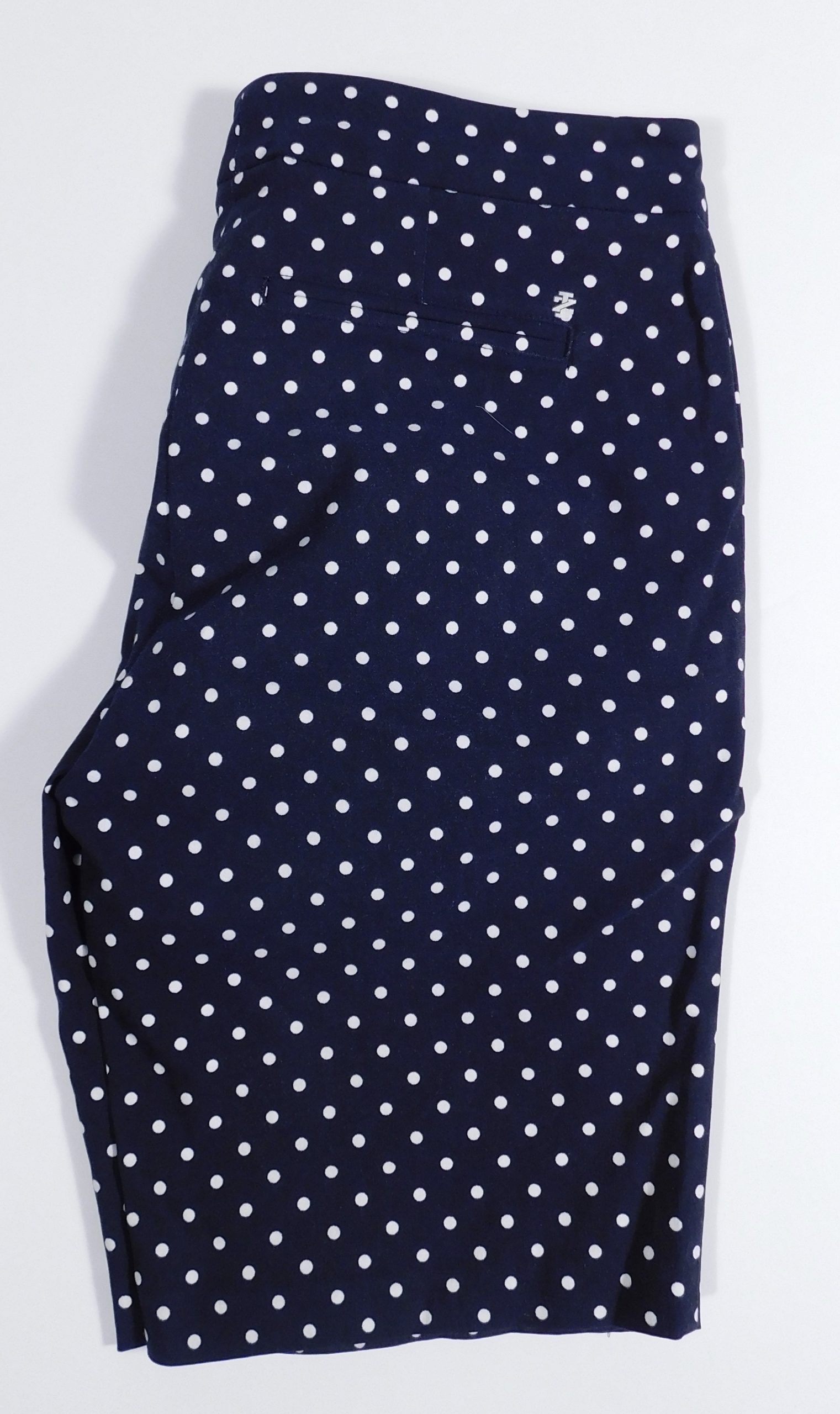 IZOD GOLF Women's Navy White Polka Dot Flat Front Bermuda Short Sz 4