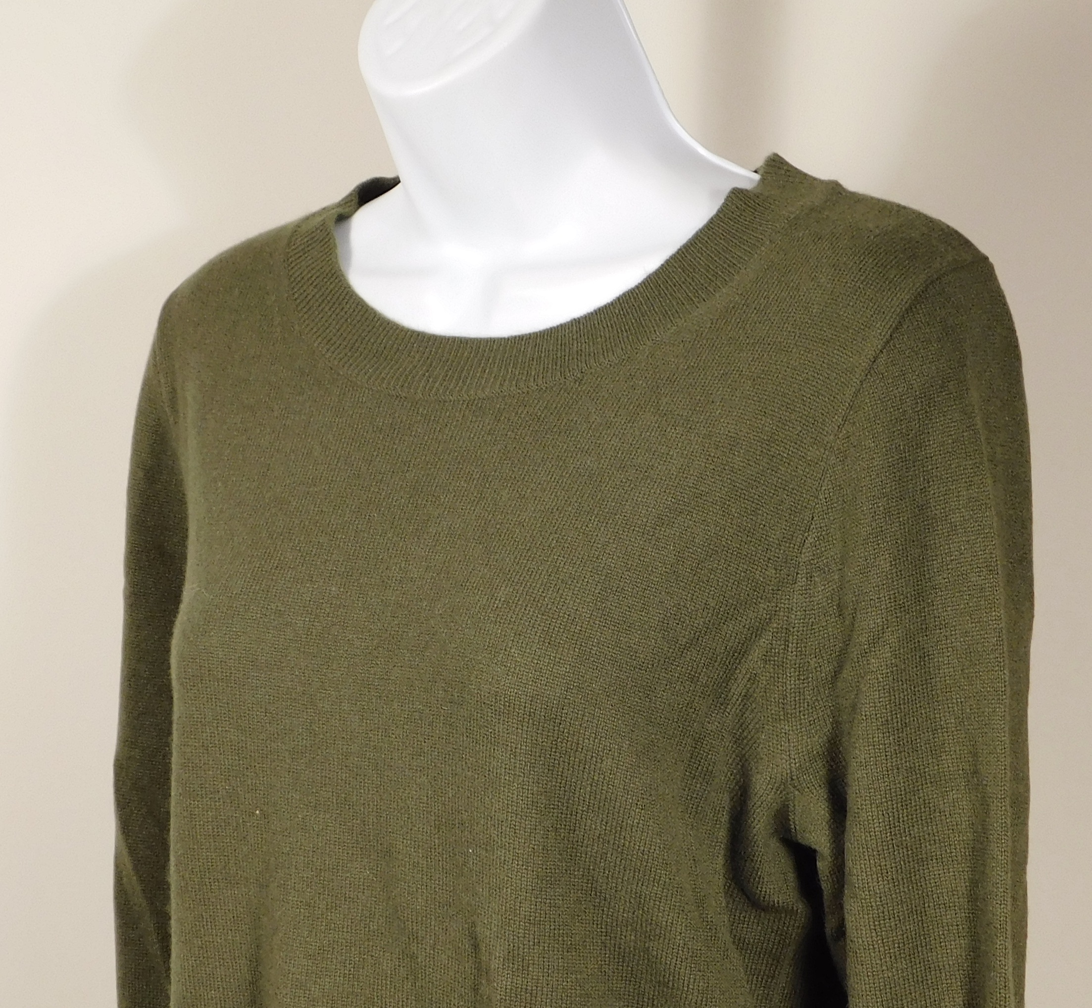 J CREW 100% CASHMERE Women's Moss Green Scoop Neck Sweater Sz M - Image 3