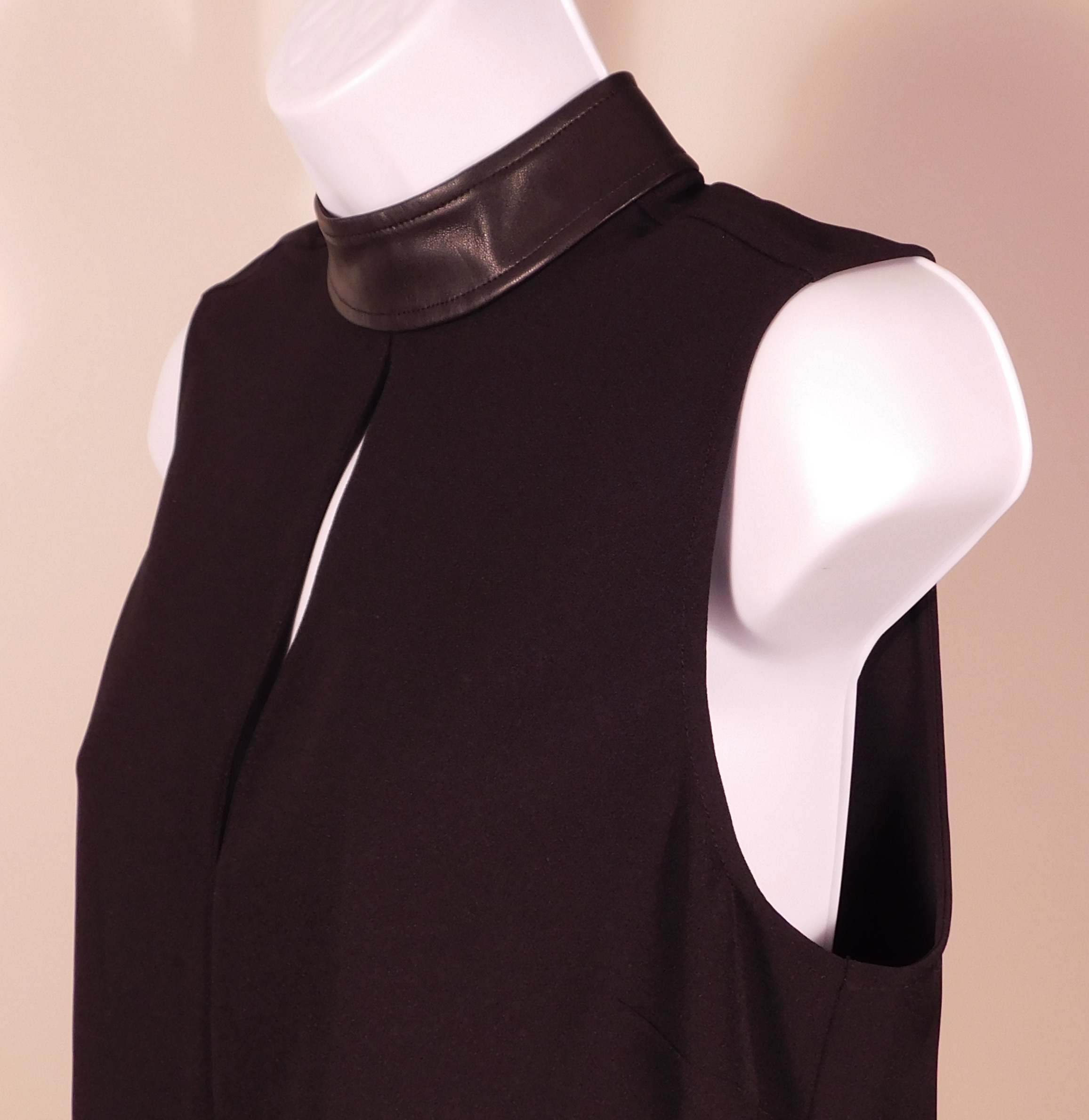 A.L.C. Women's Black Faux Leather Collar Sleeveless Key Hole Front Tunic Blouse Sz 6 - Image 2