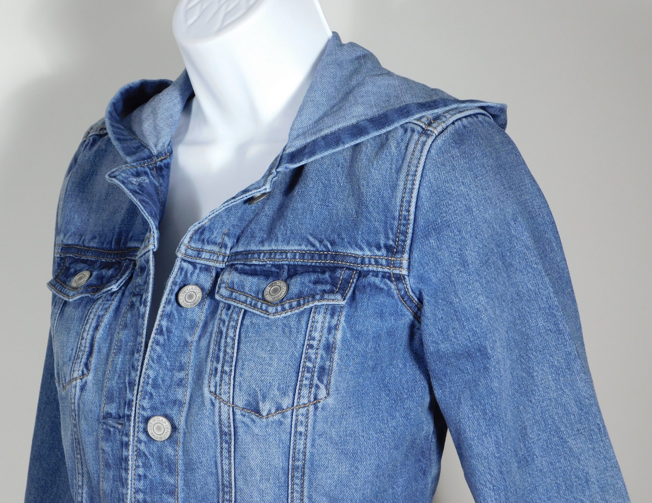 GAP DENIM Girl's Blue Soft Cotton Stretch Hooded Cropped Denim Jacket Sz M - Image 3