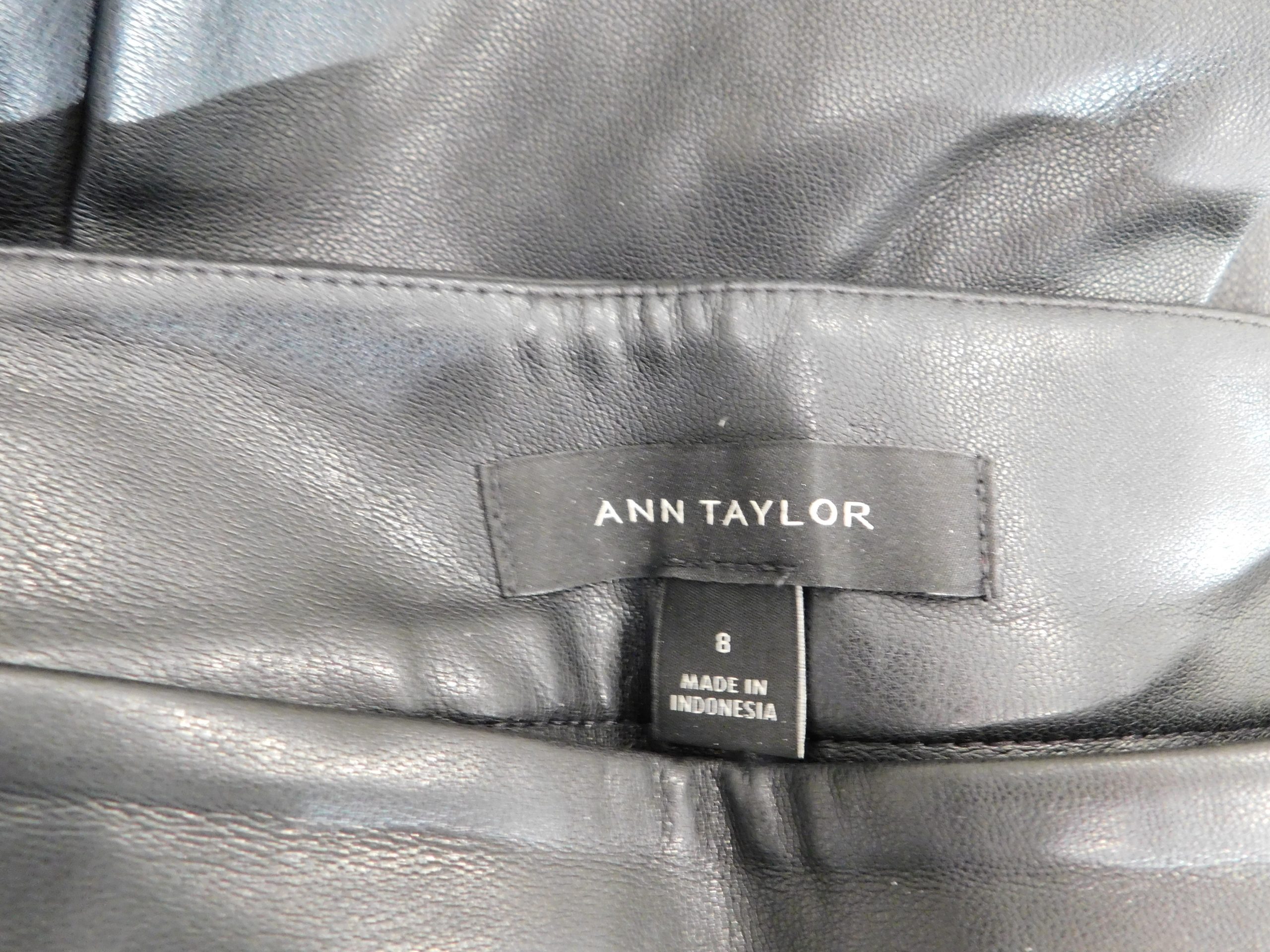 ANN TAYLOR Women's Black Faux Leather Flat Front Side Zip Pant Sz 8 - Image 7