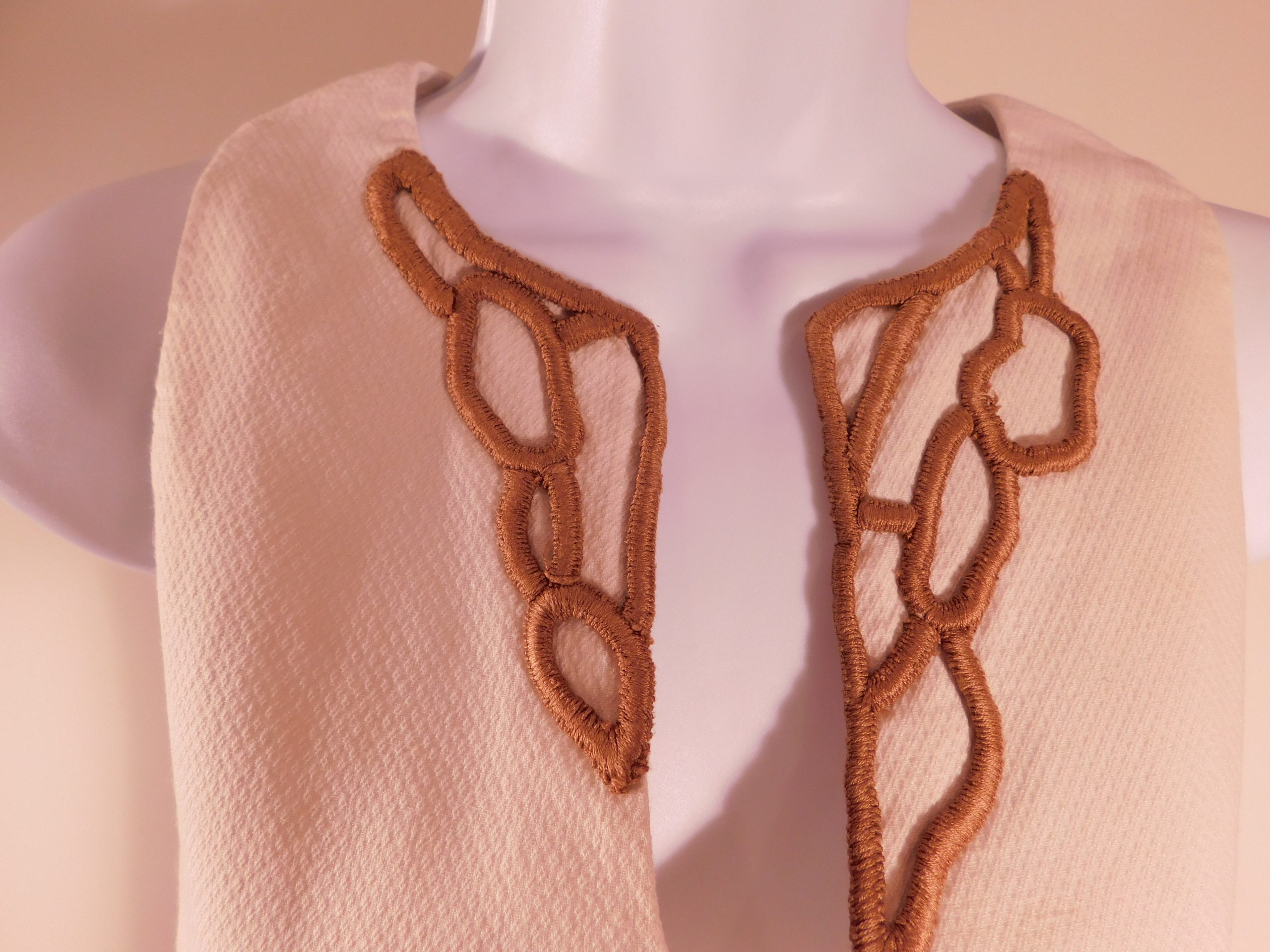 PIAZZA SEMPIONE Women's Ivory Pique W Brown Trim Embroidered at Neck V-Neck Sleeveless Sheath Dress Sz Italy 40/US 4 ($1010) - Image 5