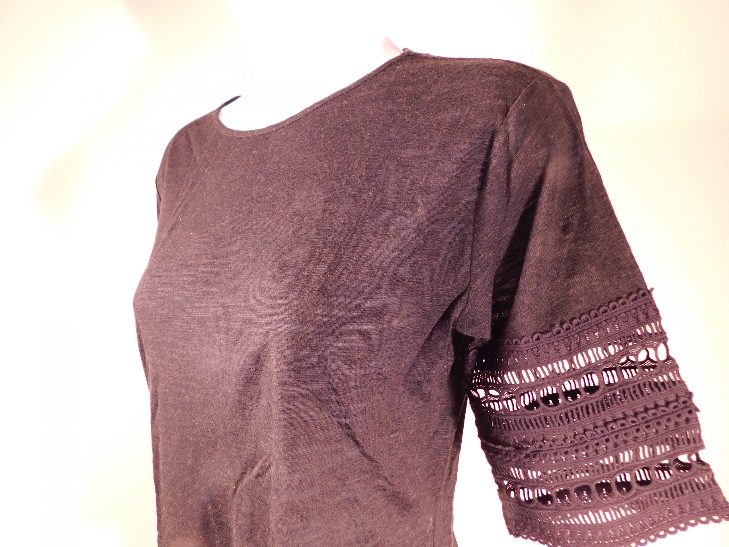 SEE BY CHLOE Women's Dark Navy Thin Knit Eyelet Trimmed Short Sleeve Gold Trim Ruffle Hem Cotton Sweater Top Sz M ($420) - Image 2