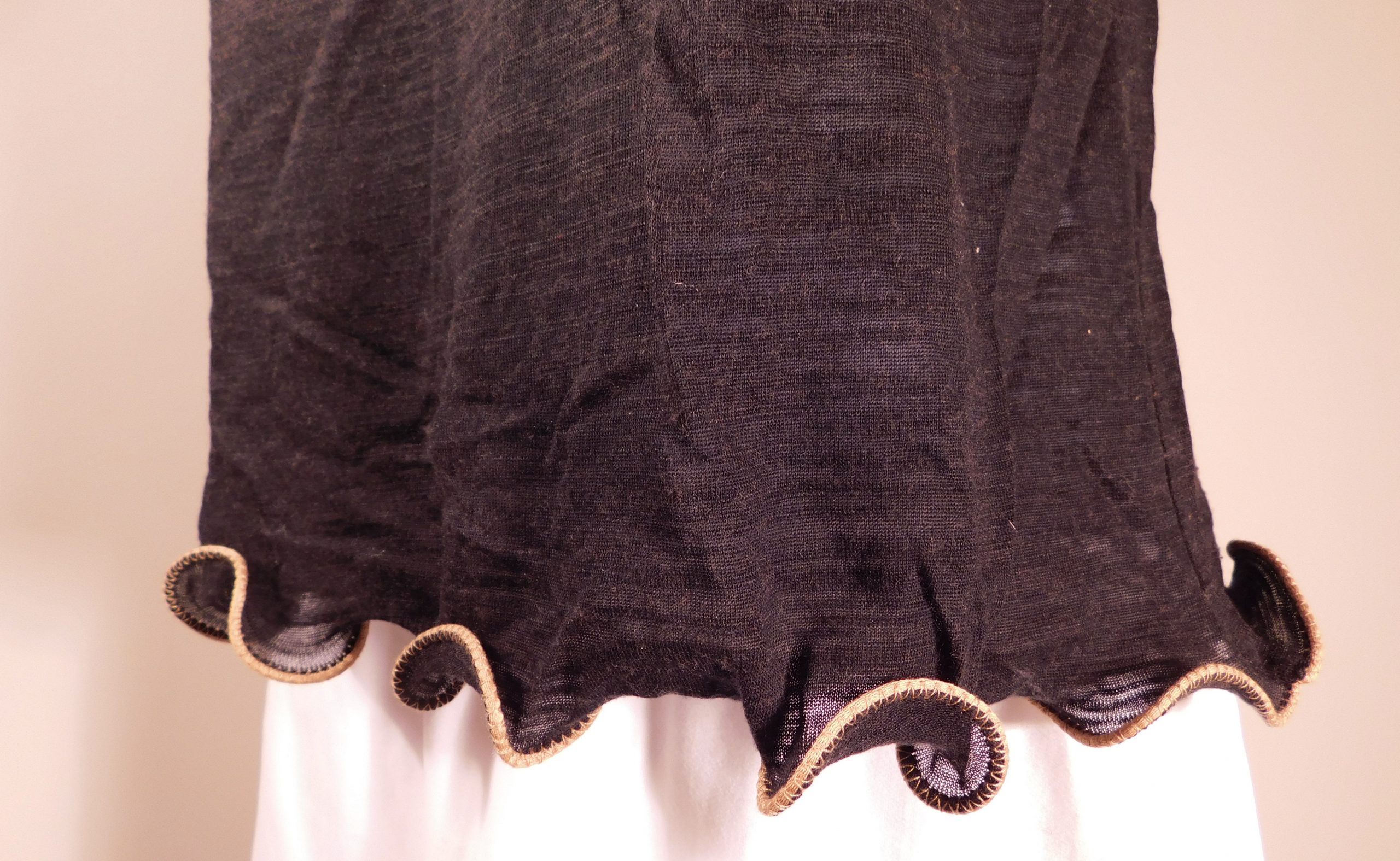 SEE BY CHLOE Women's Dark Navy Thin Knit Eyelet Trimmed Short Sleeve Gold Trim Ruffle Hem Cotton Sweater Top Sz M ($420) - Image 4