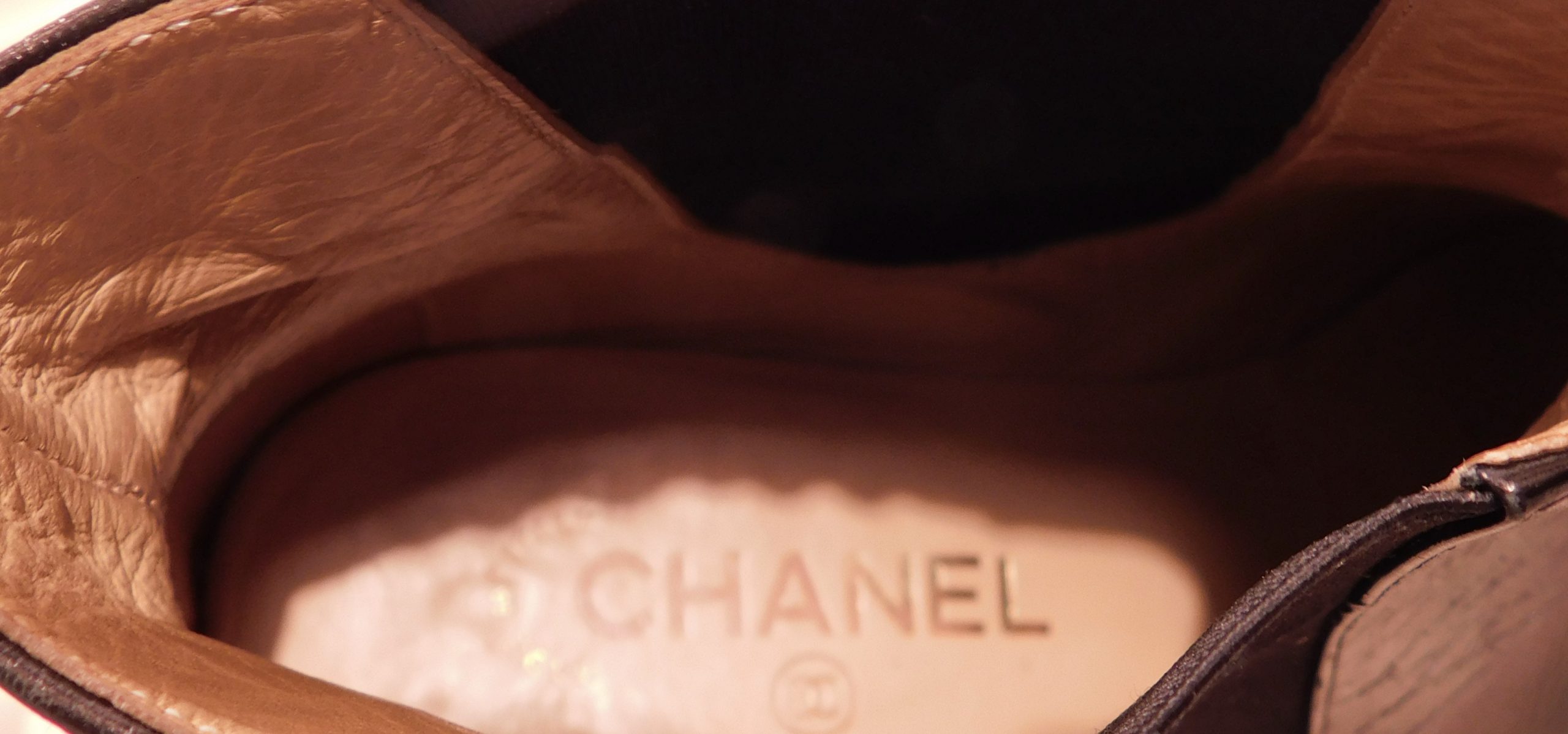 CHANEL Women's Black Interlocking CC Logo Pull On Chelsea Boot Sz 39 - Image 11