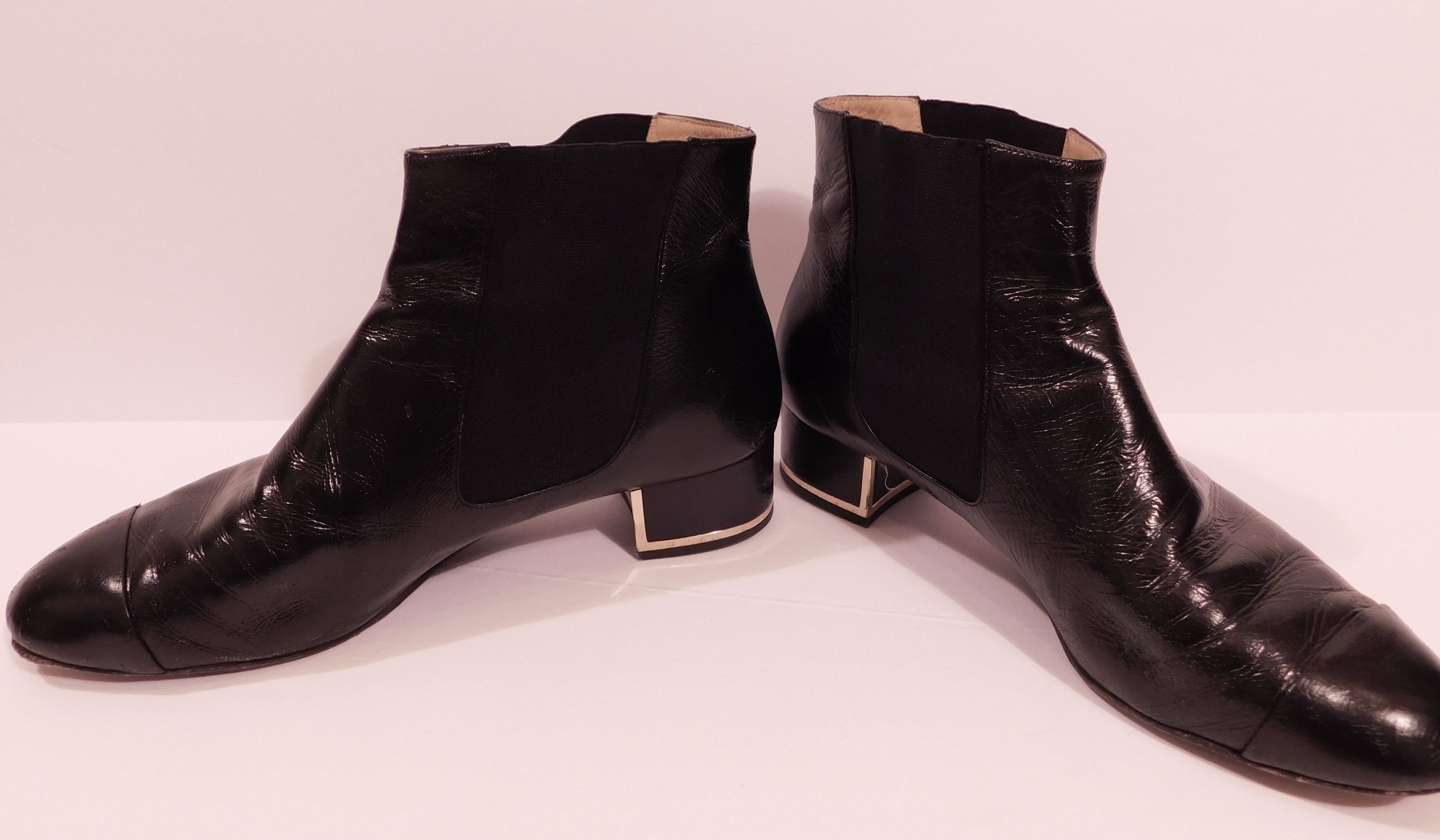 CHANEL Women's Black Interlocking CC Logo Pull On Chelsea Boot Sz 39 - Image 4