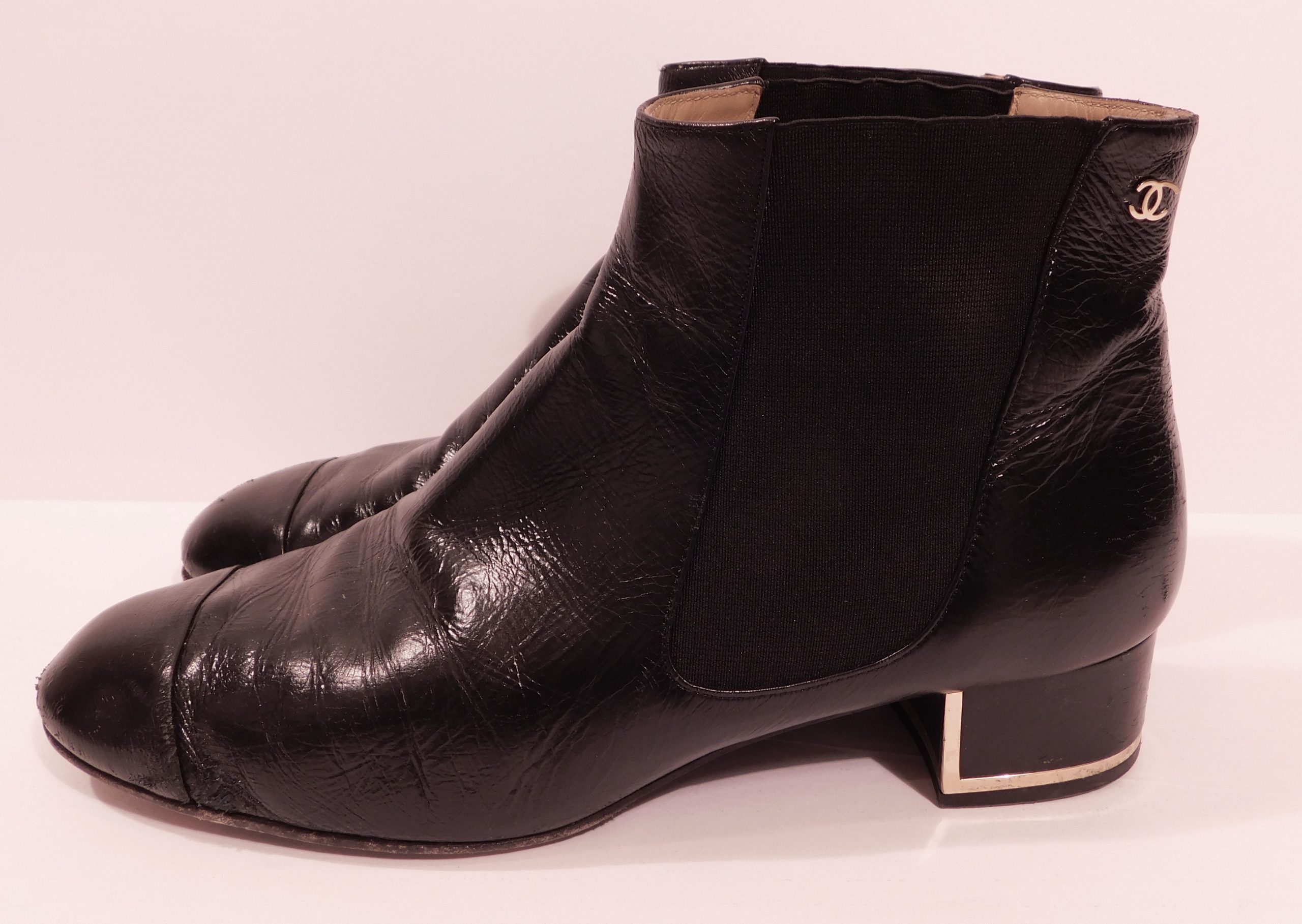 CHANEL Women's Black Interlocking CC Logo Pull On Chelsea Boot Sz 39 - Image 7