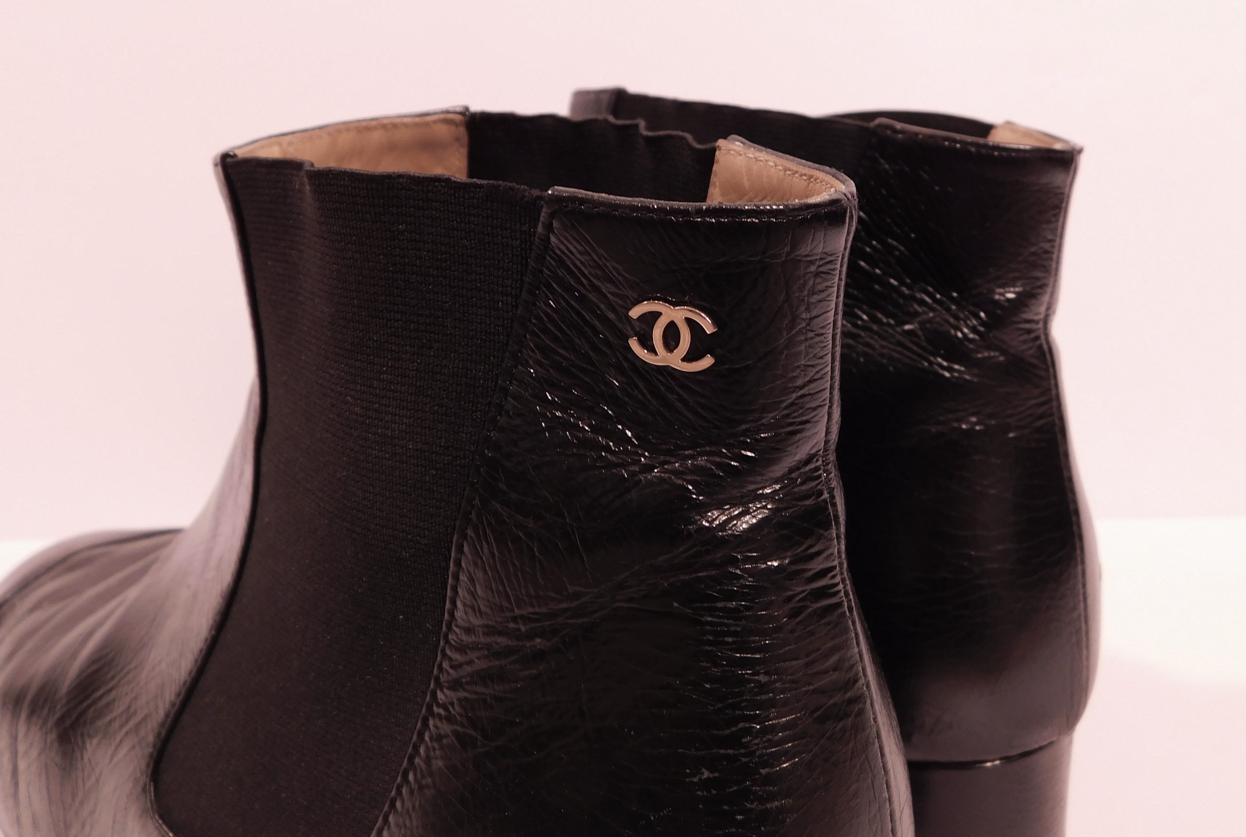 CHANEL Women's Black Interlocking CC Logo Pull On Chelsea Boot Sz 39 - Image 8