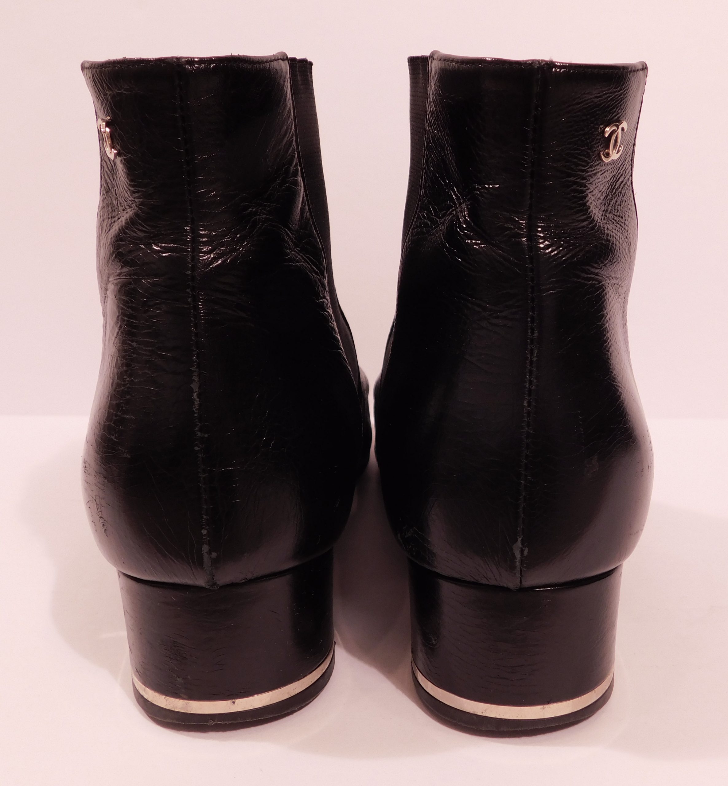 CHANEL Women's Black Interlocking CC Logo Pull On Chelsea Boot Sz 39 - Image 9