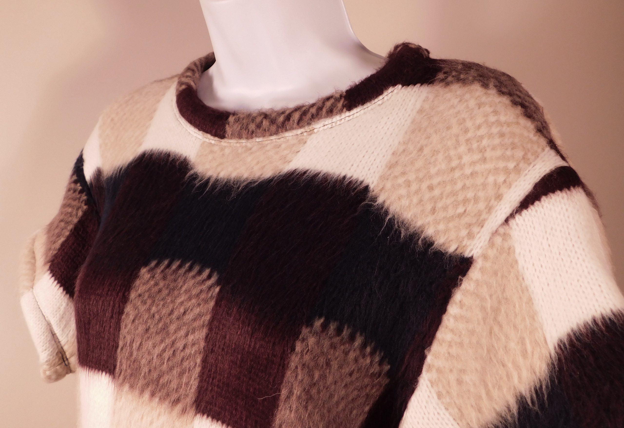 HACHE NWT Women's Brown Ivory Plaid Short Sleeve Scoop Neck Soft Knit Sweater Sz 42 - Image 3