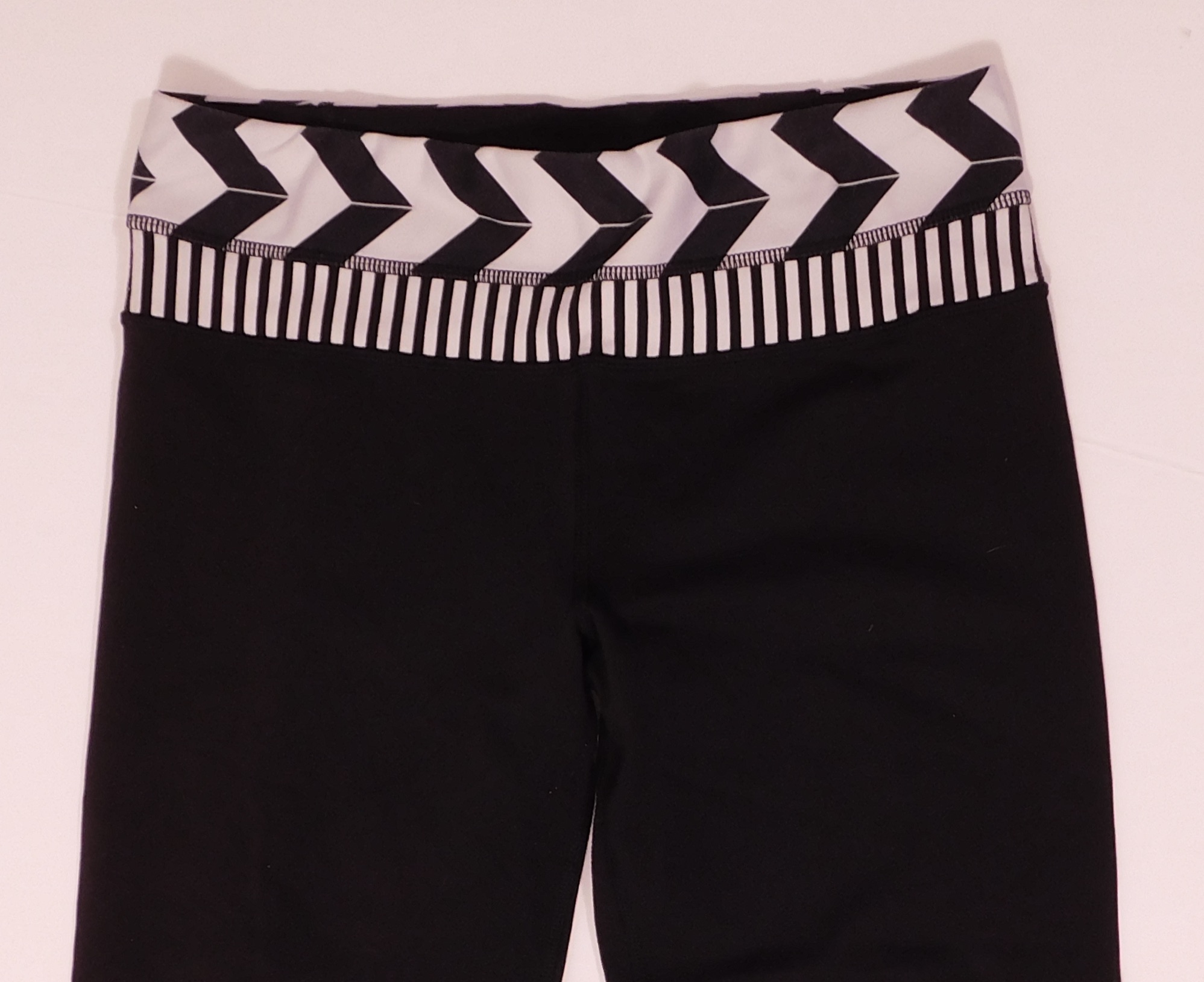 LULULEMON ATHLETICS Black W White Print Waist Wide Leg Groove Pant Sz 6 - Image 4
