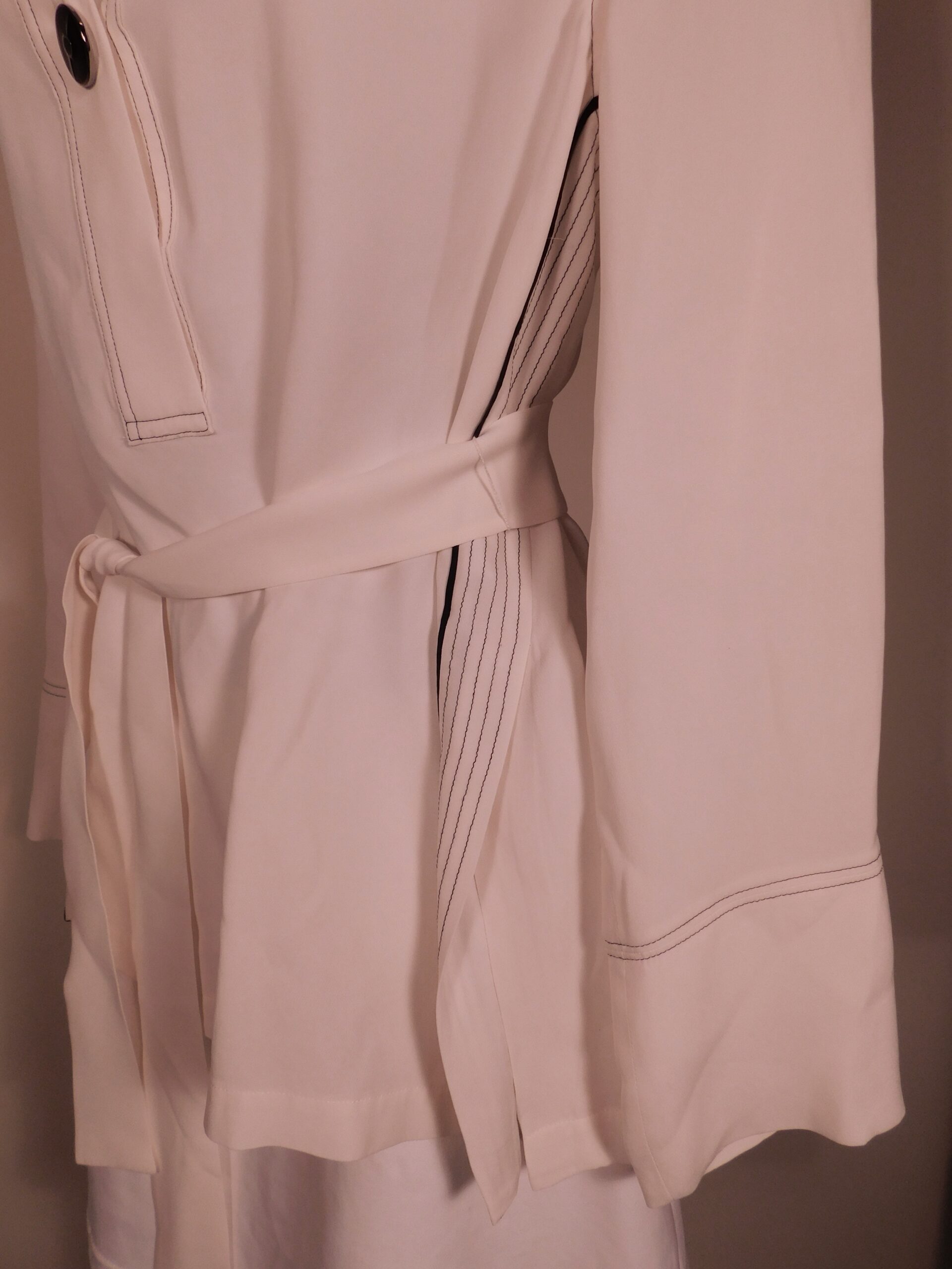 ST JOHN Women's Ivory W Black Top Stitching V-Neck W Tie Silk Tunic Blouse Sz 6 - Image 4