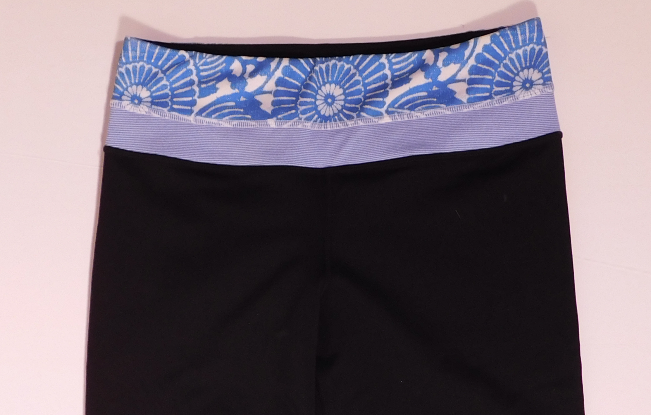 LULULEMON ATHLETICS Black Blue Trim Wide Leg Groove Pant Sz 6Tall - Image 4