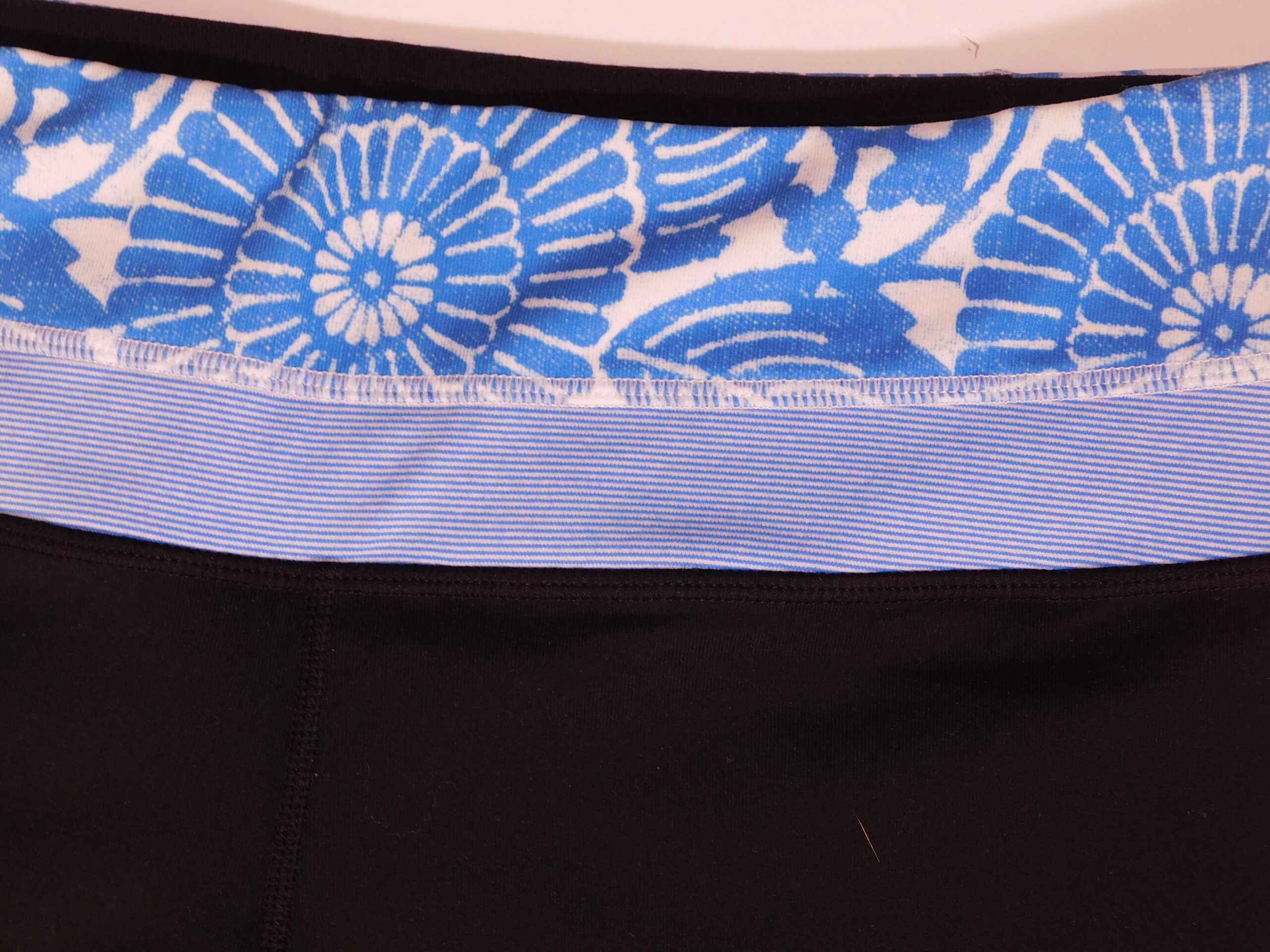 LULULEMON ATHLETICS Black Blue Trim Wide Leg Groove Pant Sz 6Tall - Image 5