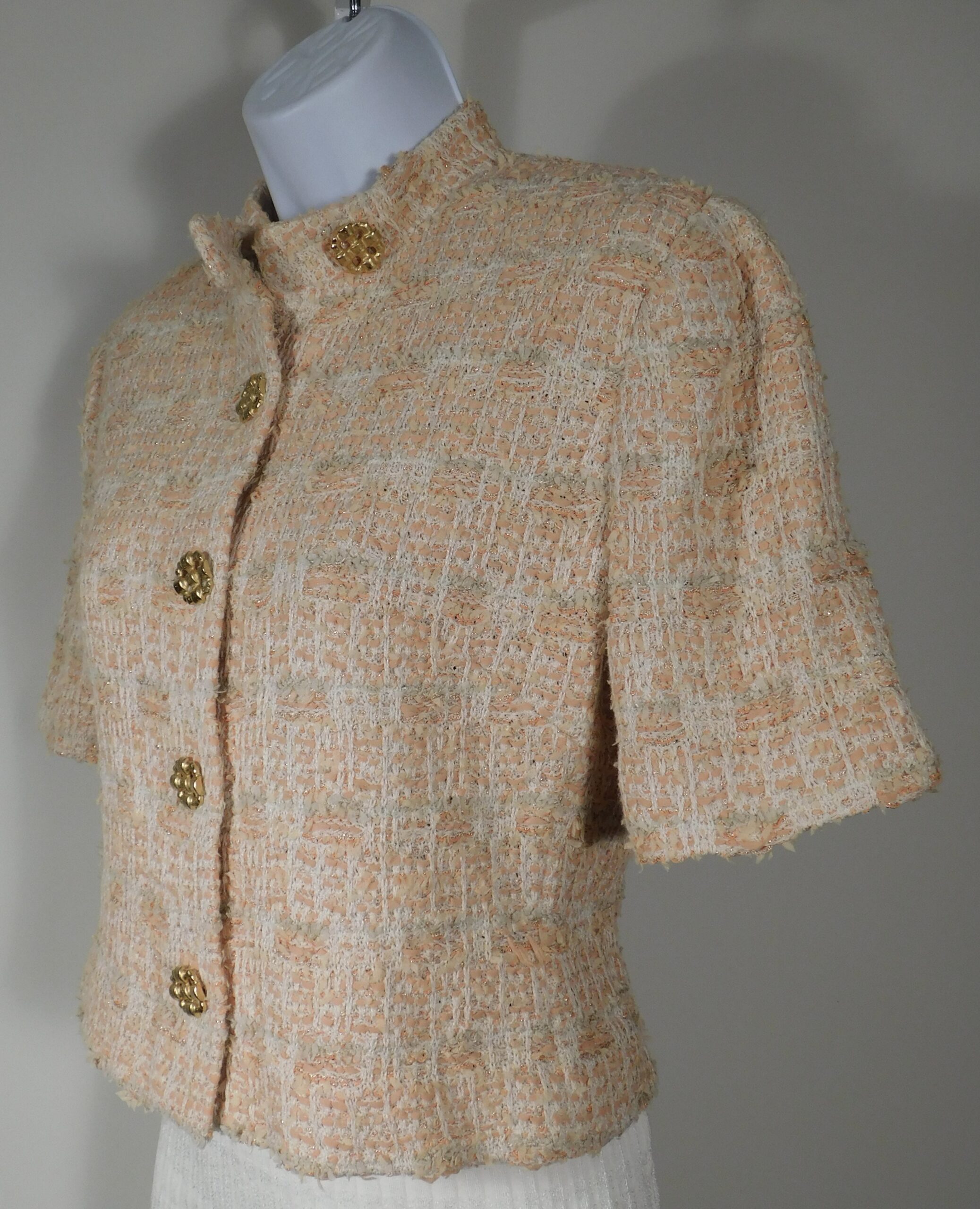 ST JOHN Women's Peach Tweed Mandarine Collar Short Sleeve Gold Tone Hardware Cropped Blazer Sz 6