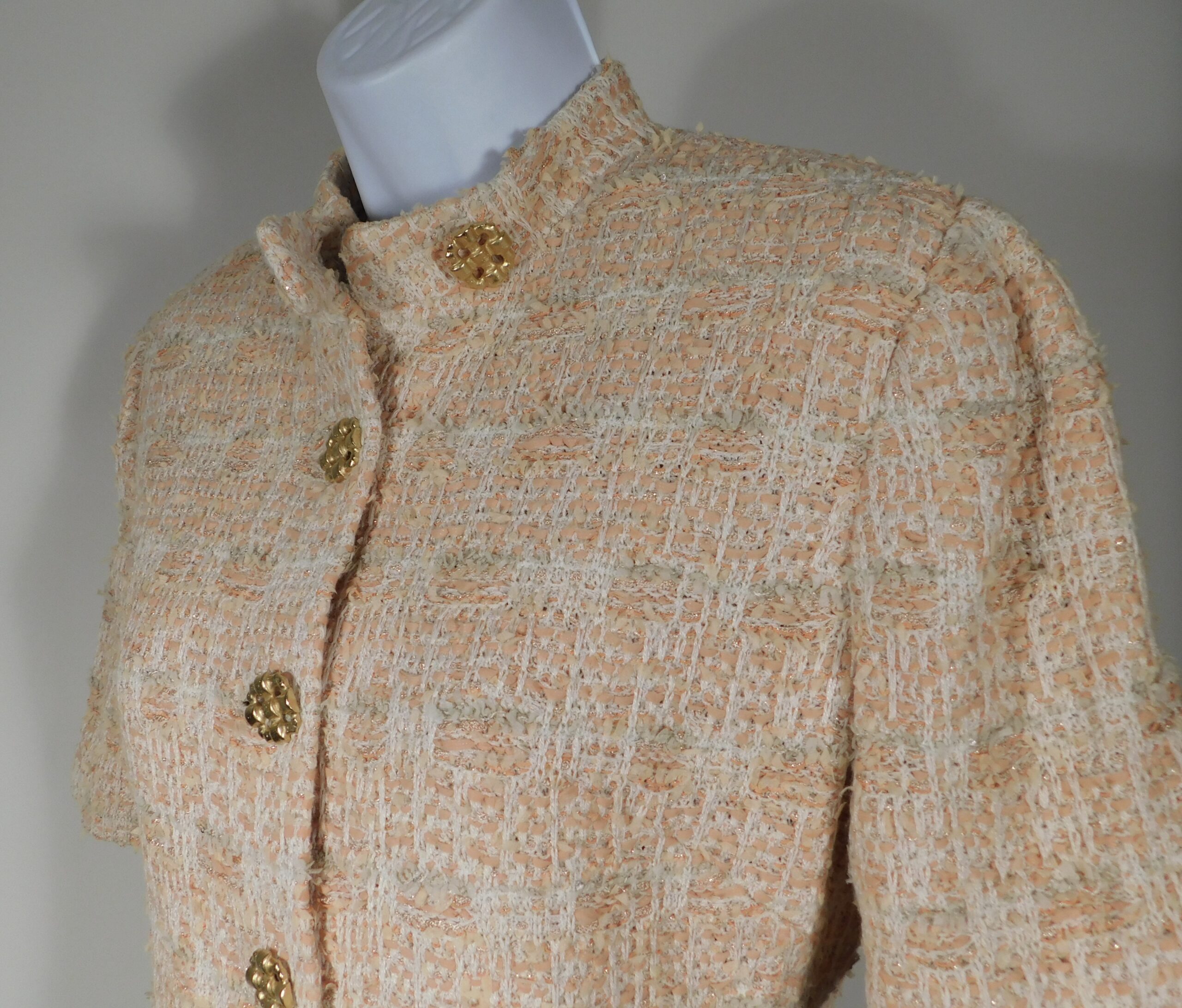 ST JOHN Women's Peach Tweed Mandarine Collar Short Sleeve Gold Tone Hardware Cropped Blazer Sz 6 - Image 3