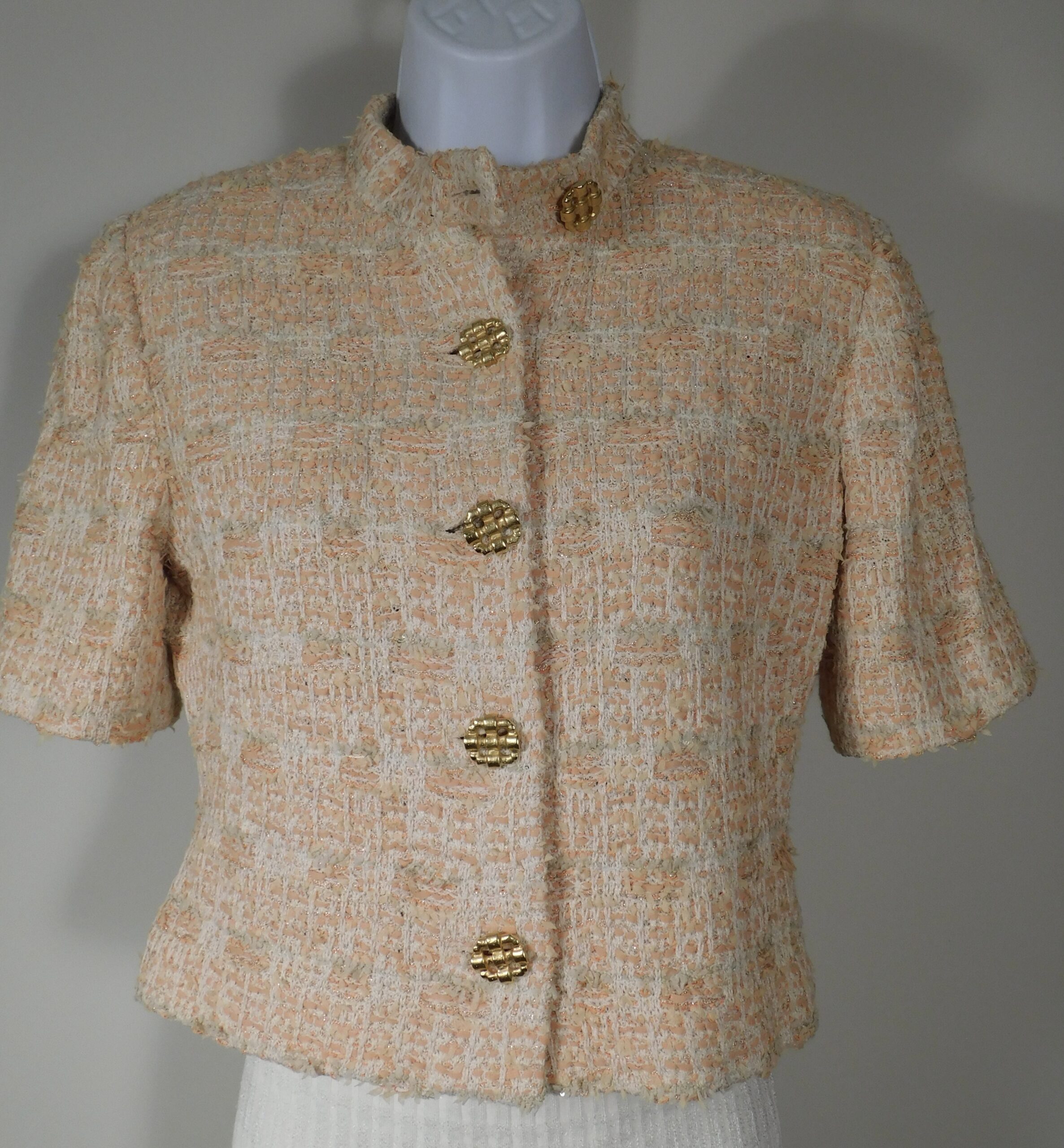 ST JOHN Women's Peach Tweed Mandarine Collar Short Sleeve Gold Tone Hardware Cropped Blazer Sz 6 - Image 4