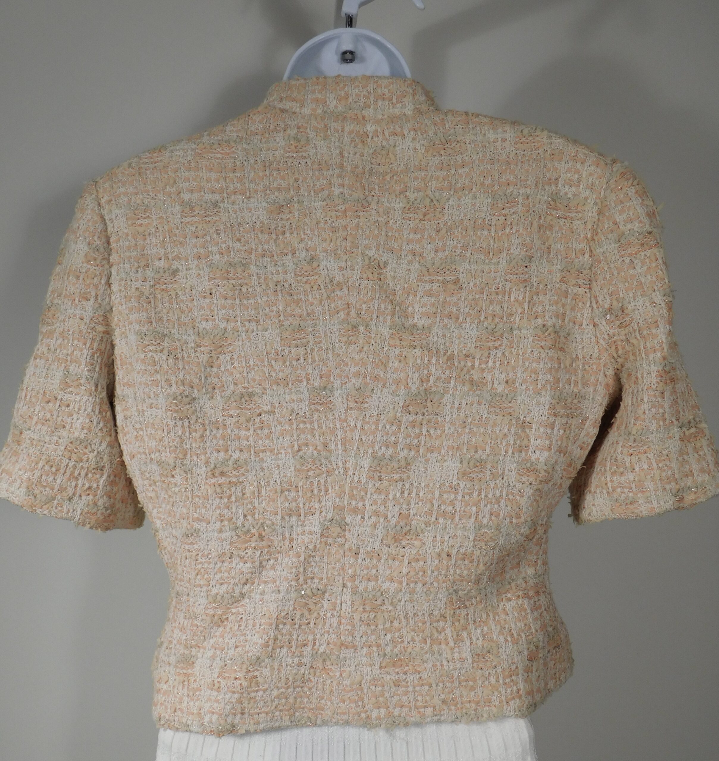 ST JOHN Women's Peach Tweed Mandarine Collar Short Sleeve Gold Tone Hardware Cropped Blazer Sz 6 - Image 6