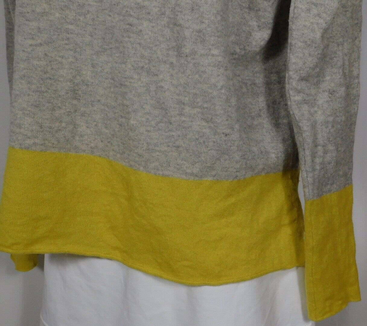 VINCE Women's Gray W Yellow Contrast Cashmere Long Sleeved Sweater Sz L - Image 5