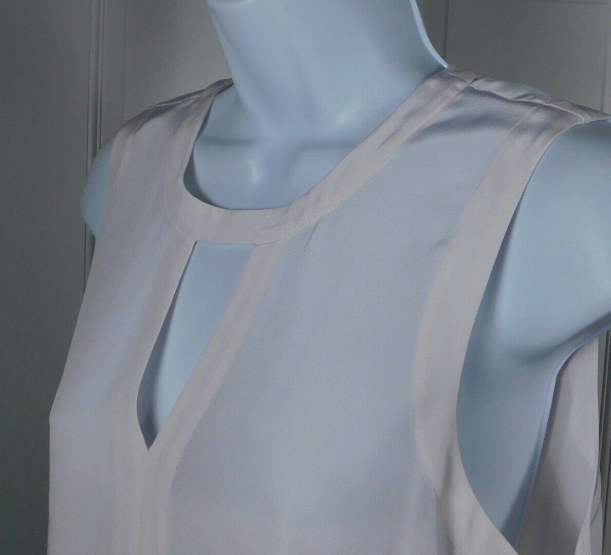 TIBI Women's Ivory Silk Sleeveless V-Neck Blouse Sz 6 - Image 4