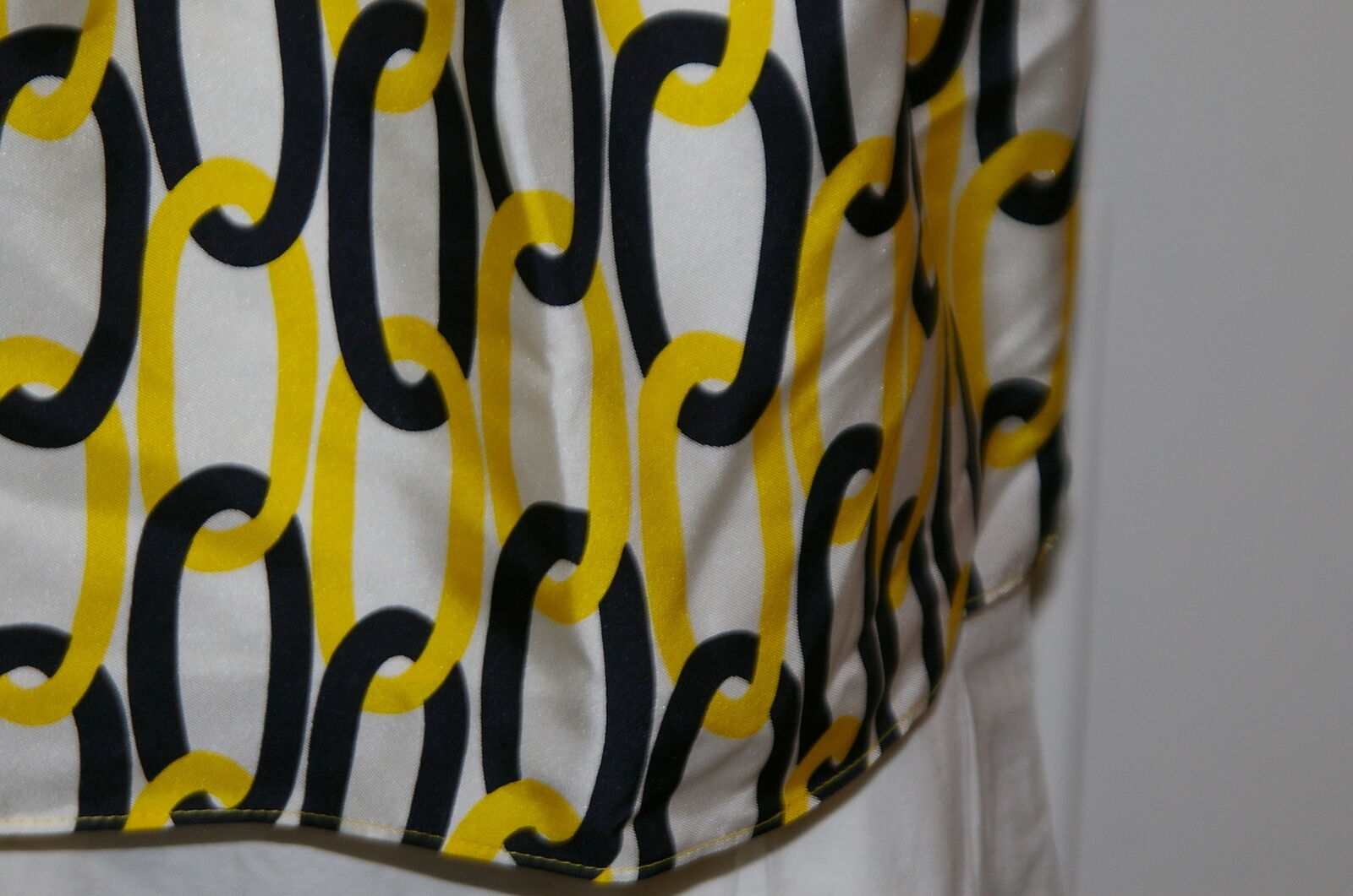 NWT MILLY Chain Link Print Cami in Yellow & Black w / 8 Gold Side Buttons Sz 2 - Image 4