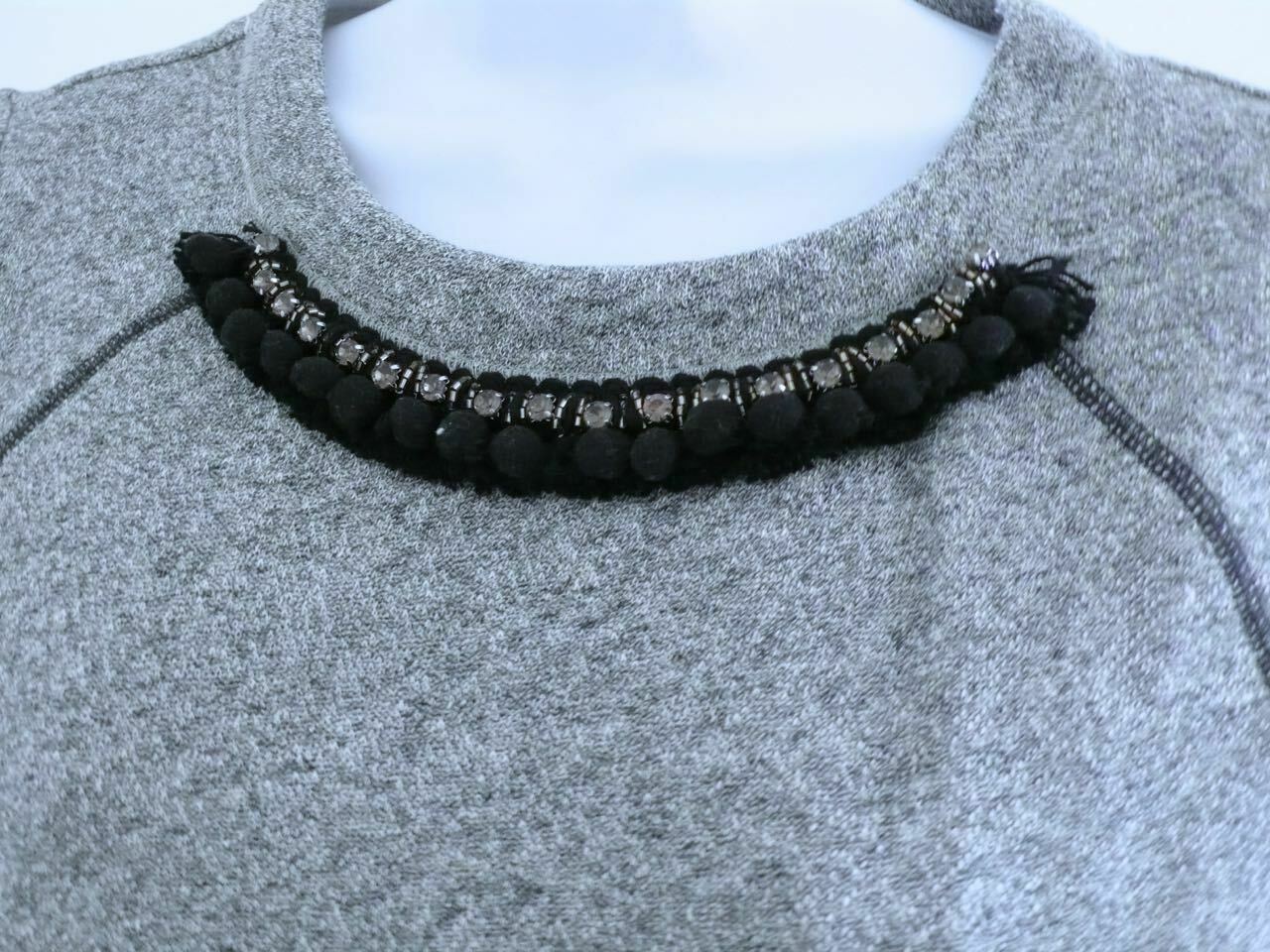 ANN TAYLOR NWT Heather Gray Short Sleeve Fringe Pom Pom Neck Trim Sweatshirt SzM - Image 4