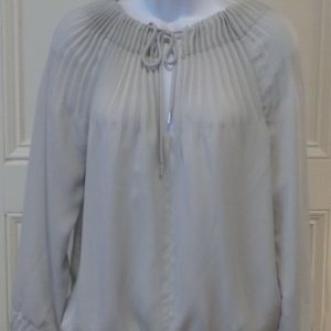 DIANE VON FURSTENBERG Gray Long Sleeve Key Hole Pleat Neck & Cuffs Blouse Sz 4