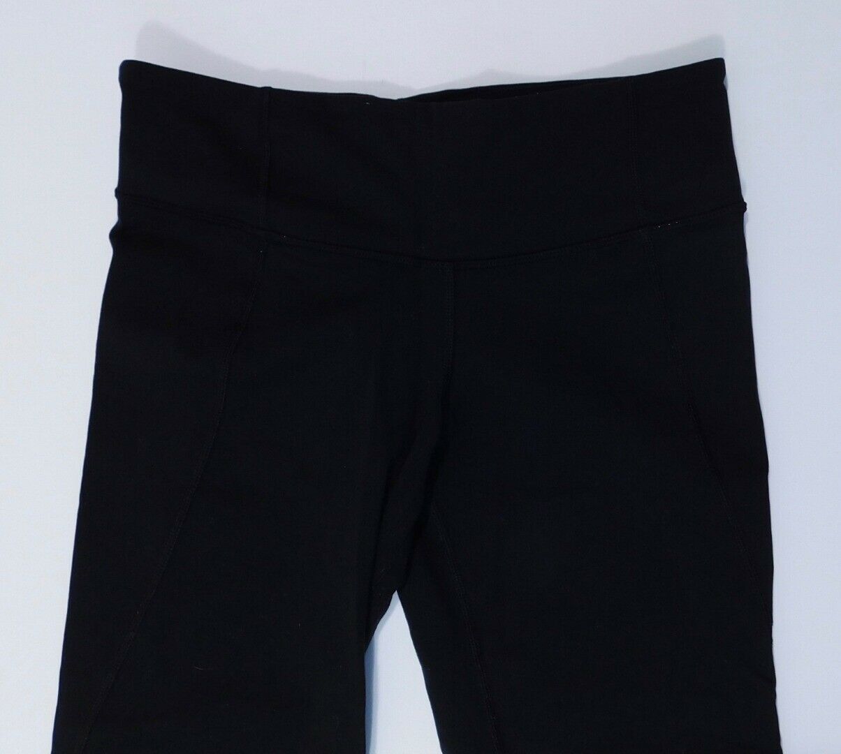 LULULEMON Woman's Black Vented Hem Nylon Lycra Cropped Legging Pant Sz 6 - Image 4