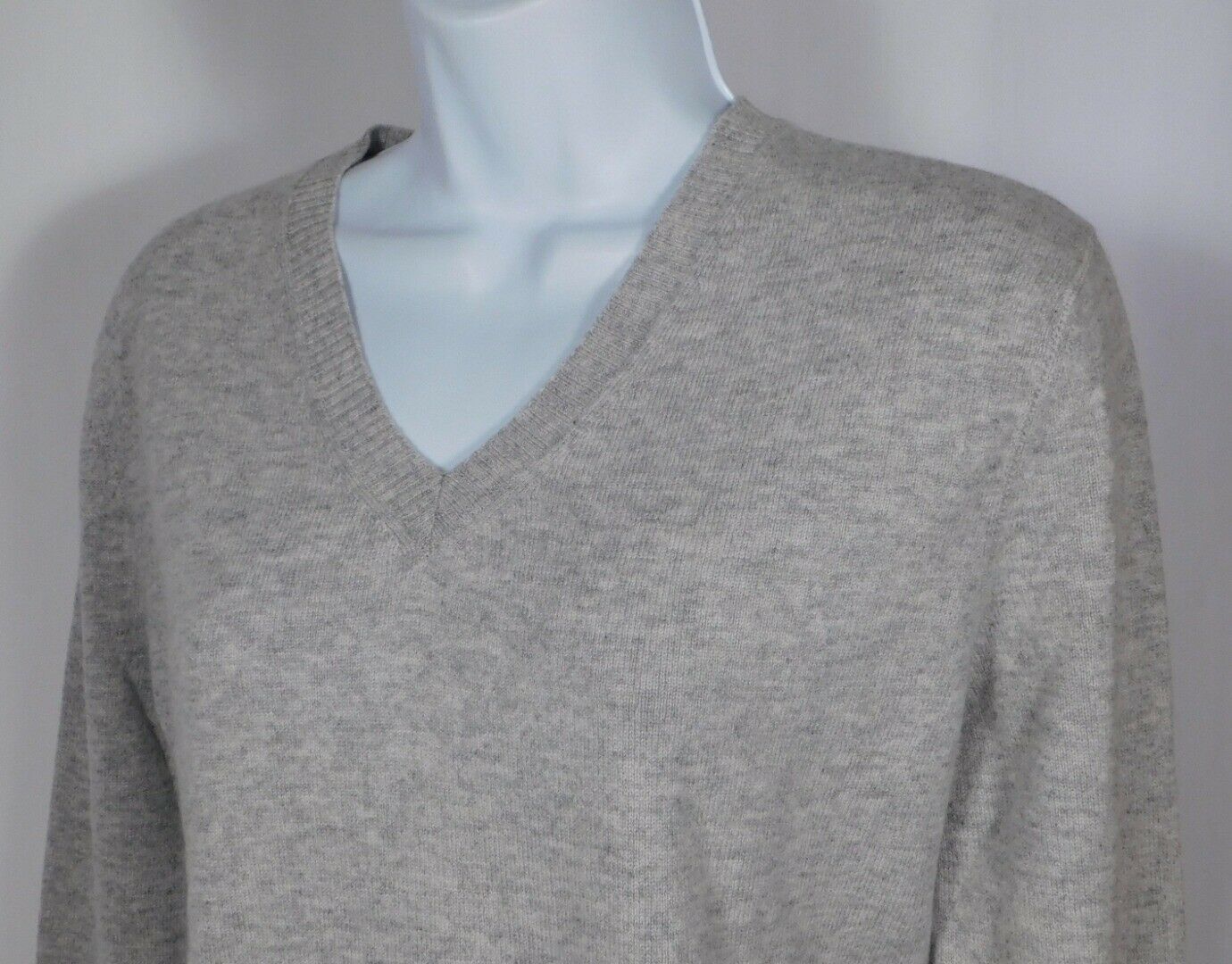 BLYSS 247 CASHMERE Gray Embroidered Floral Back V-Neck Cashmere Sweater Sz M - Image 4