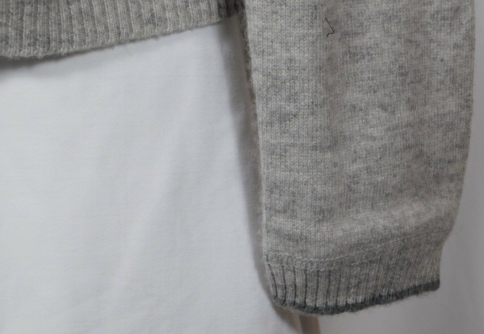 BLYSS 247 CASHMERE Gray Embroidered Floral Back V-Neck Cashmere Sweater Sz M - Image 5