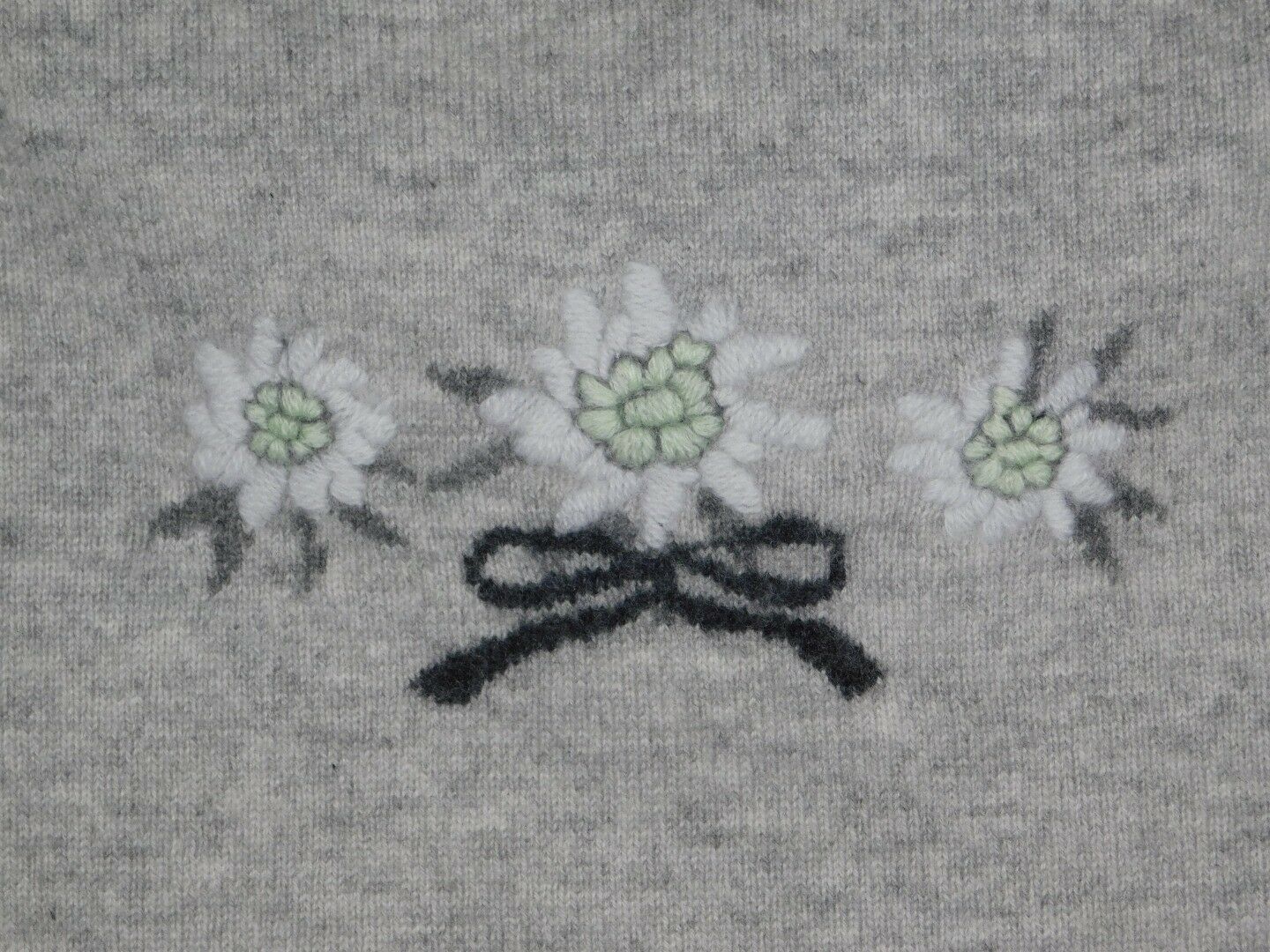 BLYSS 247 CASHMERE Gray Embroidered Floral Back V-Neck Cashmere Sweater Sz M - Image 6