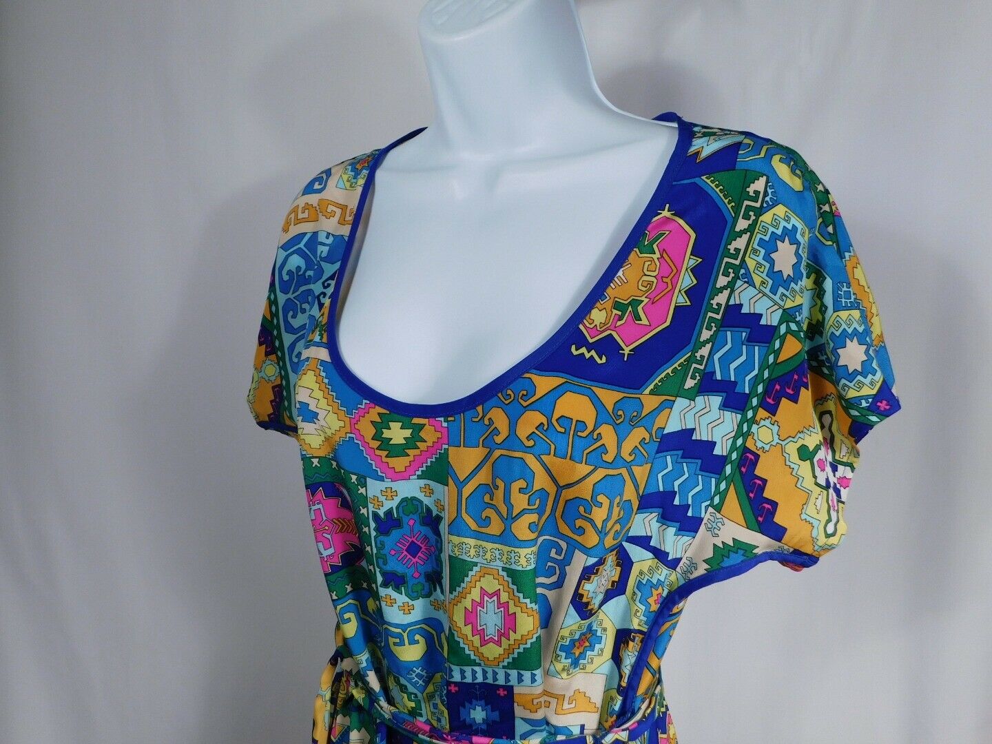 TRINA TURK Bright Multi Aztec Print Short Sleeve Self Belt Silk Dress Sz 6 - Image 4