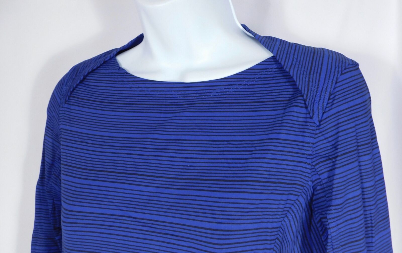 LULULEMON Women's Royal Blue & Black Striped Pull On Top Sz 6 - Image 5
