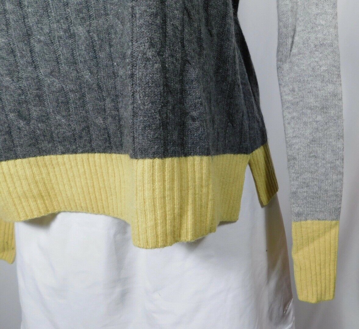 AUTUMN CASHMERE Gray Cabled Yellow Trim Scoop Neck Cashmere Sweater Sz L - Image 4