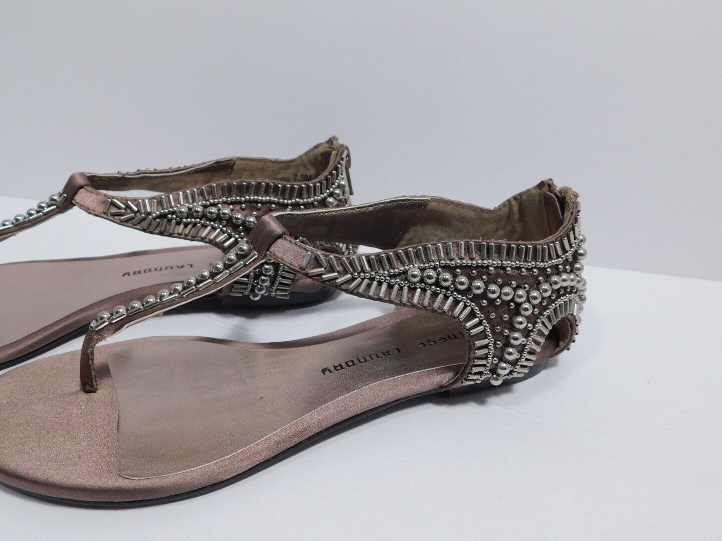 CHINESE LAUNDRY NWOB Women's Tan Silver Tone Beaded Back Zip Thong Sandal Sz 7.5 - Image 4