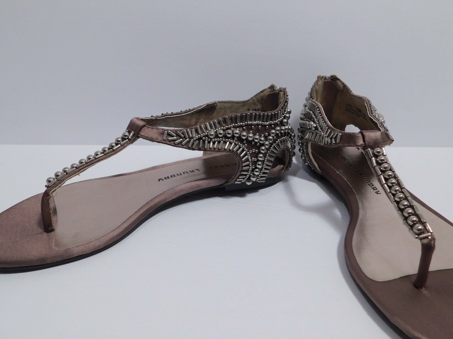 CHINESE LAUNDRY NWOB Women's Tan Silver Tone Beaded Back Zip Thong Sandal Sz 7.5 - Image 5