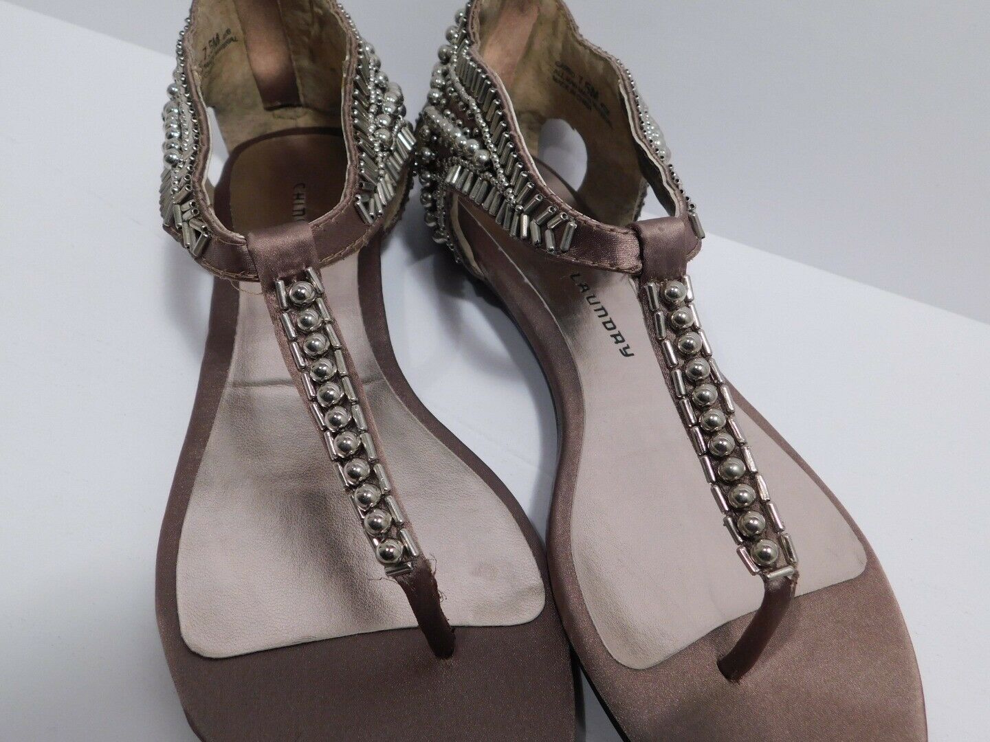 CHINESE LAUNDRY NWOB Women's Tan Silver Tone Beaded Back Zip Thong Sandal Sz 7.5 - Image 7