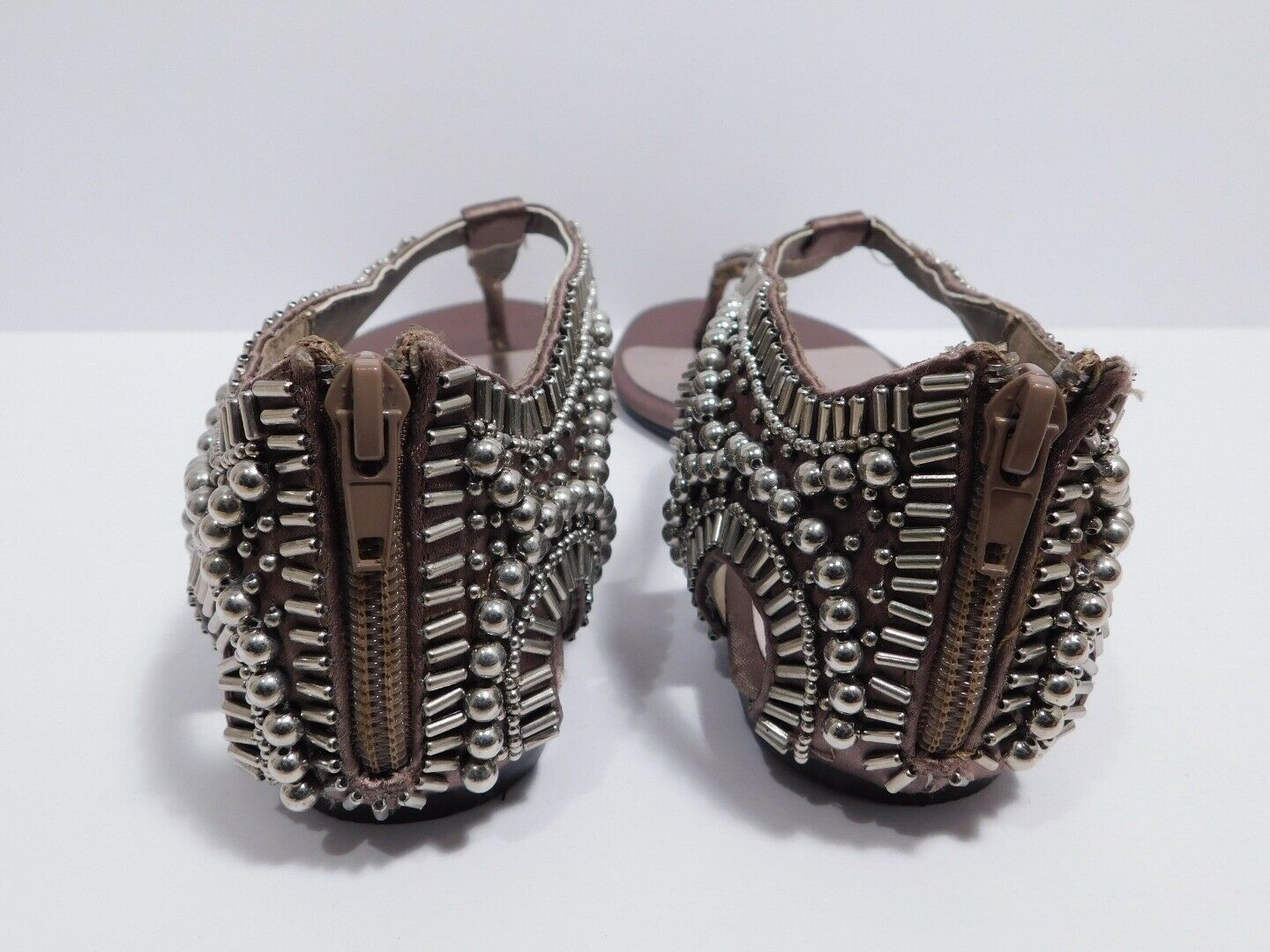 CHINESE LAUNDRY NWOB Women's Tan Silver Tone Beaded Back Zip Thong Sandal Sz 7.5 - Image 8