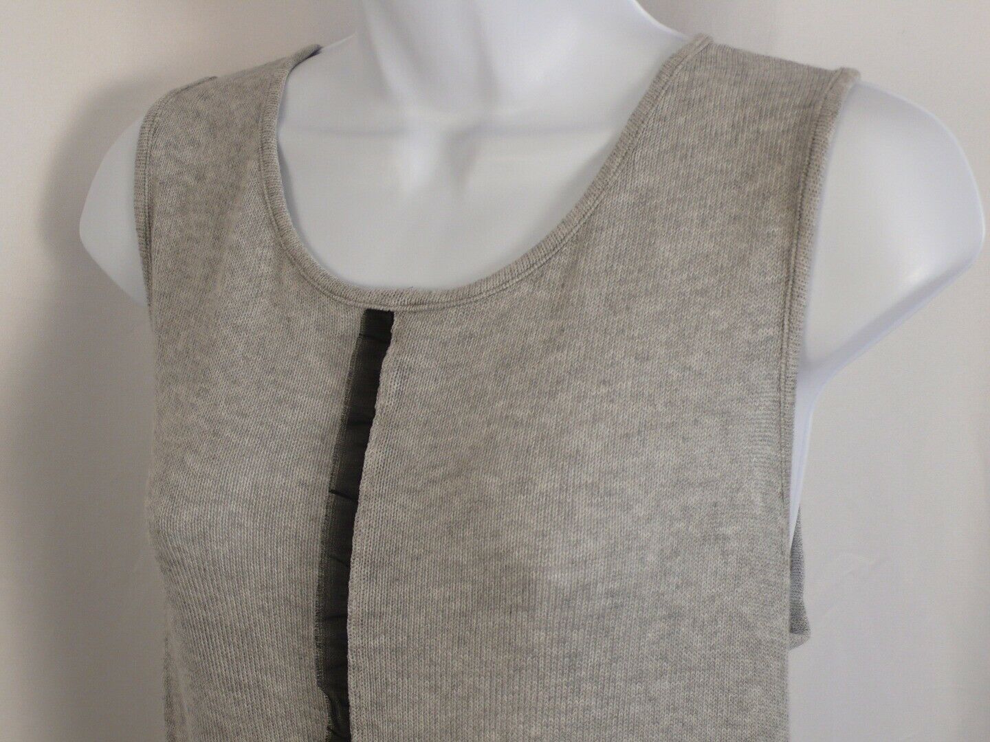 RED HAUTE Women's Soft Gray W Black Silk Trim Sleeveless Sweater Sz S - Image 3