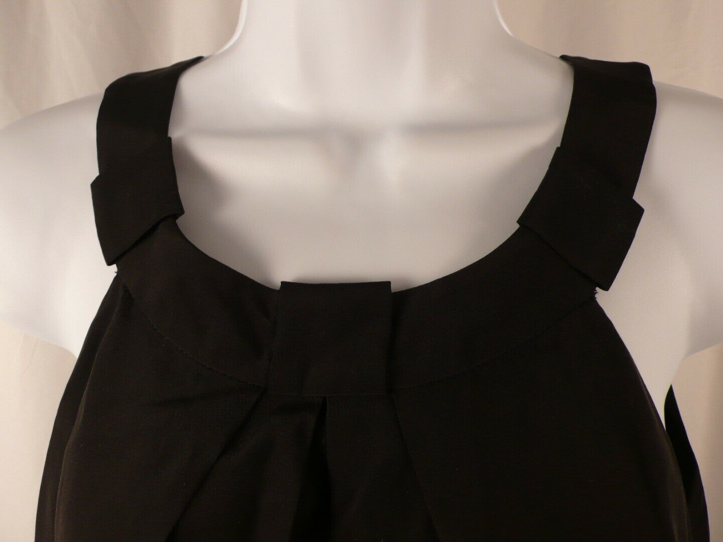 TIBI Women's Black Sleeveless Inverted Pleat Front Silk Blouse Sz 2 - Image 4