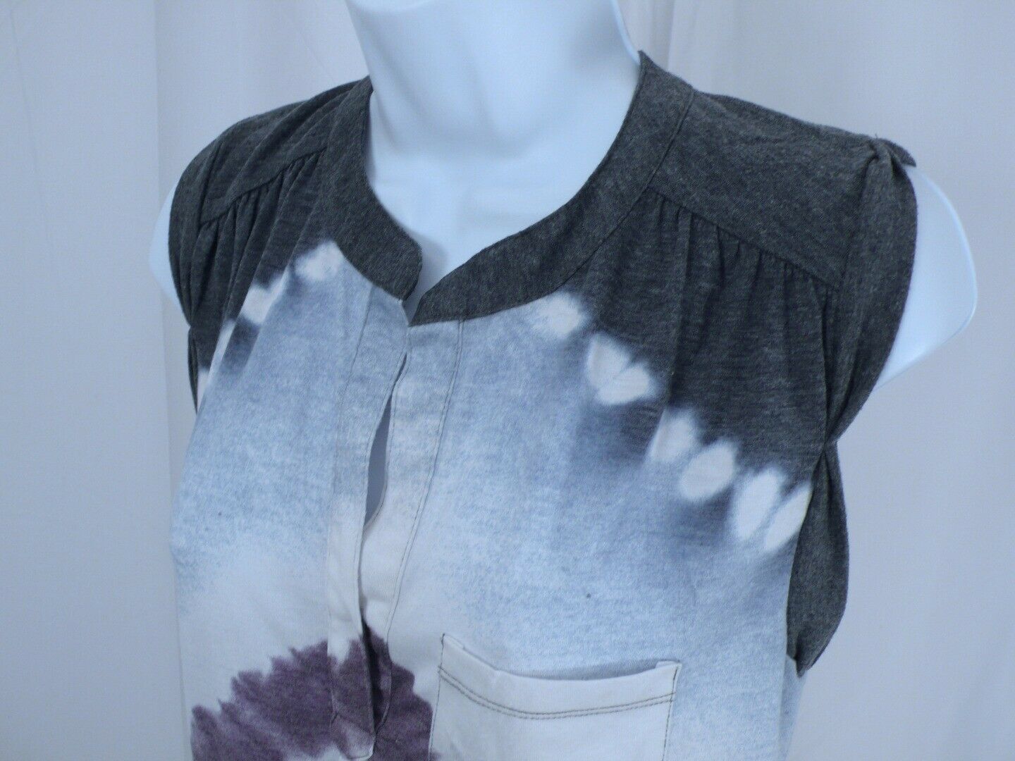 VINTAGE HAVANA Women's Tie Dye Gray Purple White Sleeveless V-Neck Blouse Sz S - Image 3
